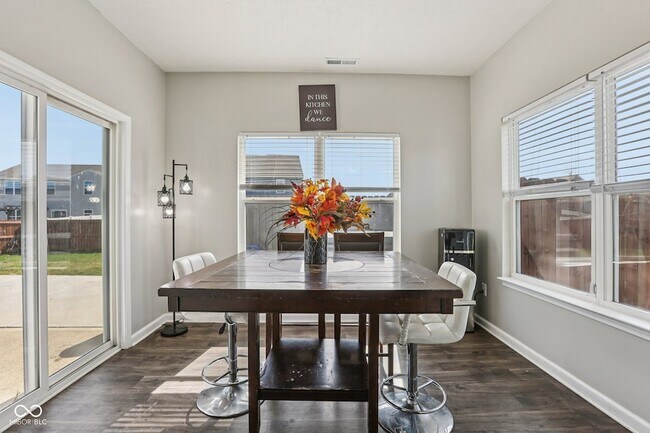 Building Photo - 6673 Laurelwood Dr