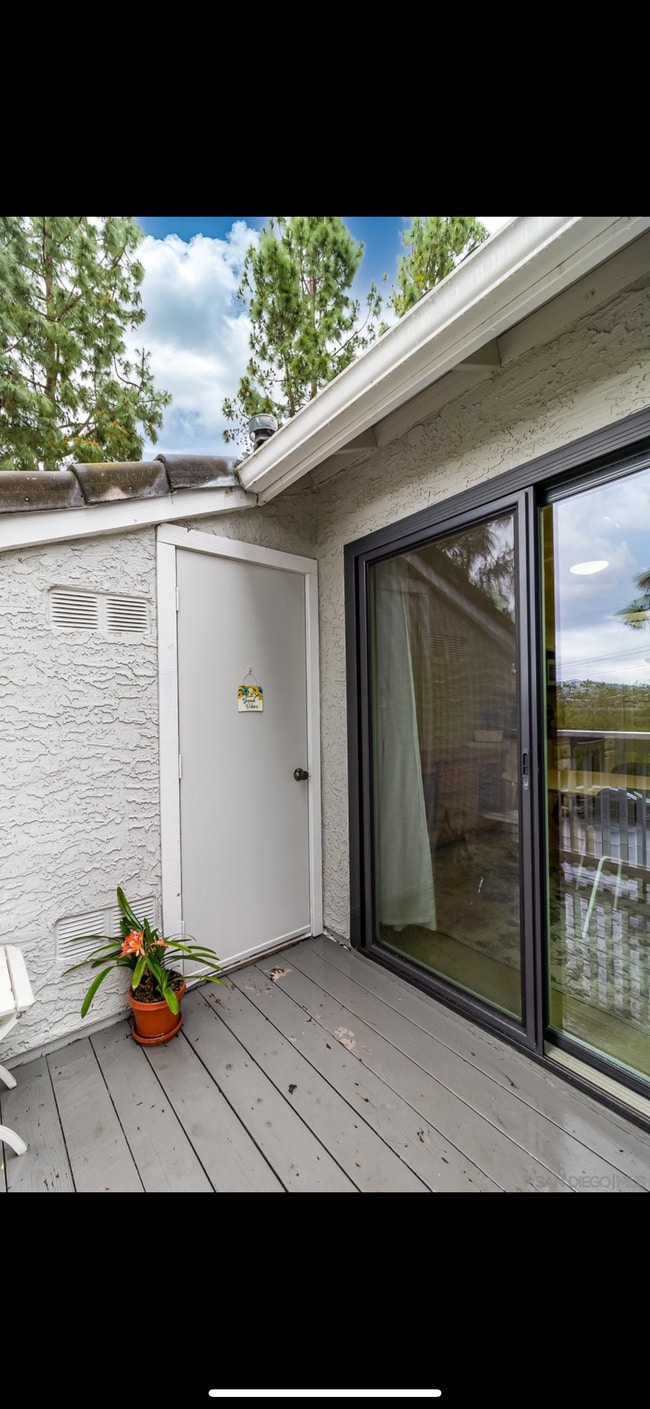 Building Photo - 15094 Avenida Venusto