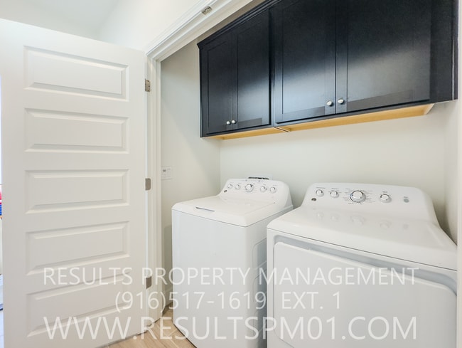 Building Photo - Pristine Upgraded 3 Bed 2.5 Beauty