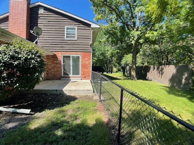 Building Photo - Large Duplex in Far North Peoria