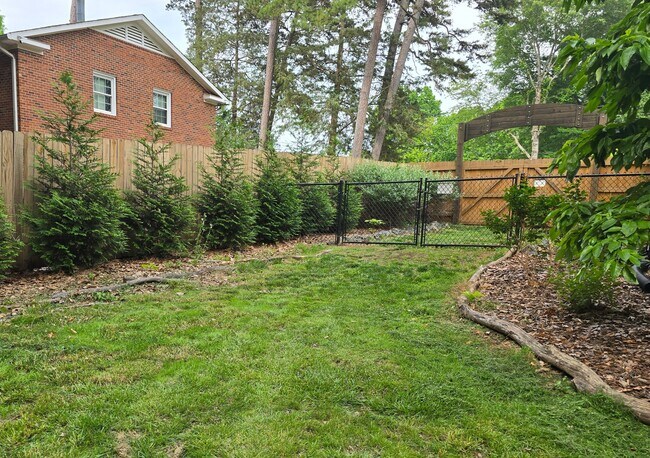 Building Photo - 4680 Forest Manor Dr