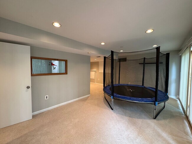 Building Photo - Fantastic 4 Bed 3.5 Bath Townhome With Sun...