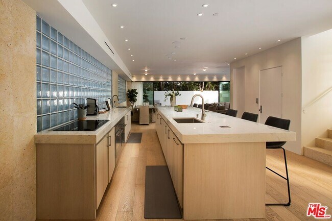 Building Photo - 508 N Sweetzer Ave