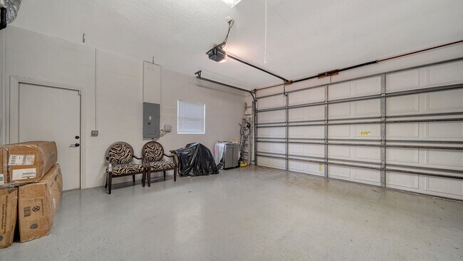 Building Photo - 4-Bedroom Home with Pool in Eastlake Commu...