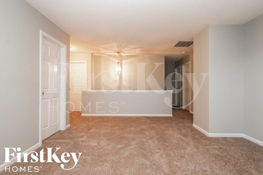 Building Photo - 1403 Round Lake Rd