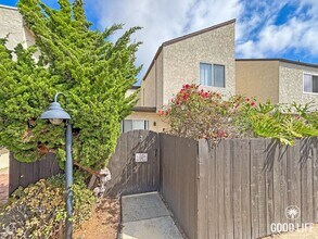 Building Photo - Spacious 3BD/2.5BA Townhouse in UTC W/ 2-C...