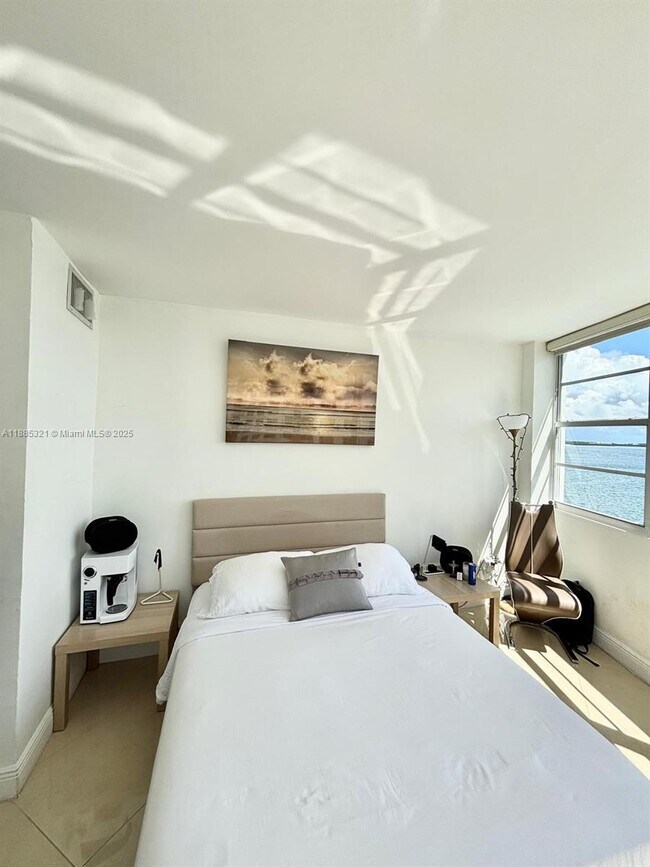 Building Photo - 801 Brickell Bay Dr