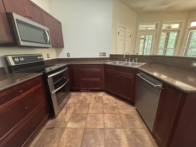 Building Photo - Beautiful Home Available Immediately in Se...