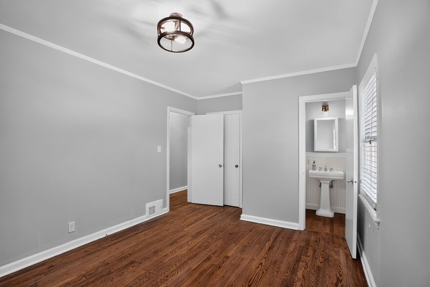 Building Photo - 807 Cardova Dr NE