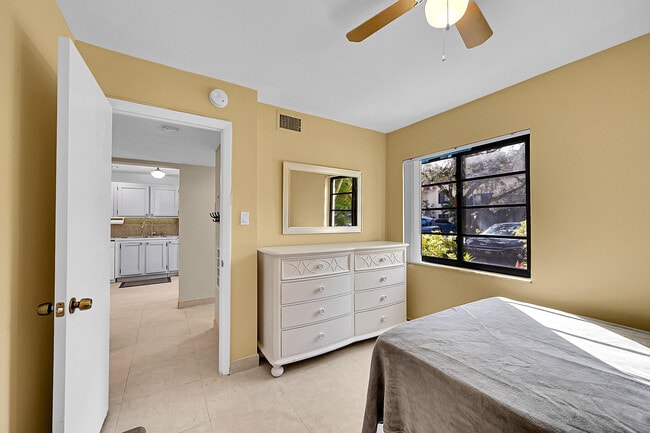 Building Photo - 138 S Cypress Rd