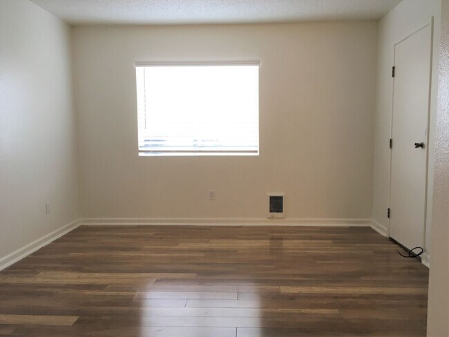 Building Photo - SPACIOUS 2 BEDROOM / 2 BATHROOM CONDO AVAILABLE $1,650.00 PER MONTH