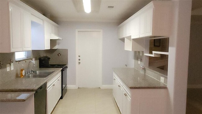 Building Photo - 10406 Huntington Dale Dr