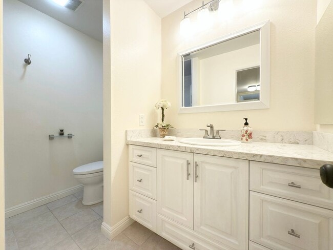 Building Photo - Upgraded Condo in La Costa!