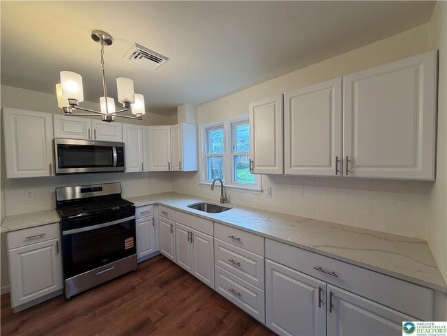 Building Photo - 1640 Stanhope St