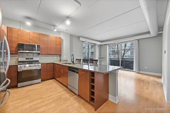 Building Photo - 873 N Larrabee St