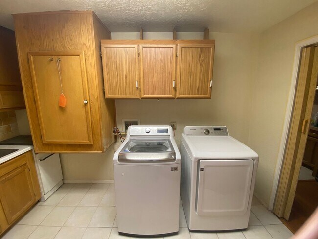 Building Photo - Beautiful 3 Bedroom Home in NE Albuquerque