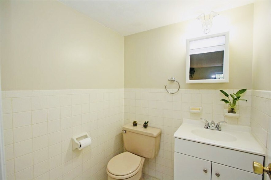 1/2 Bathroom - 9 Louisburg Square