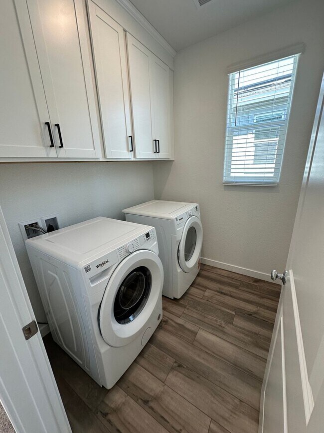 Building Photo - Stunning, Sun-Drenched 4BR + Loft Home in Lakeview – Loaded with Premium Upgrades!