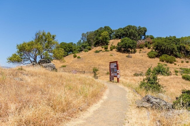 Building Photo - 1100 Bayhills Dr