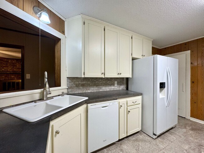 Building Photo - 3 Bedroom/2 Bath House in Batesville