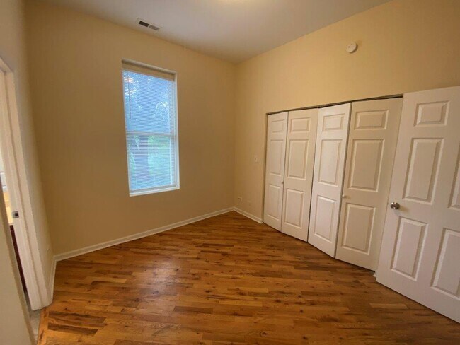 Building Photo - 2300 S Ridgeway Ave