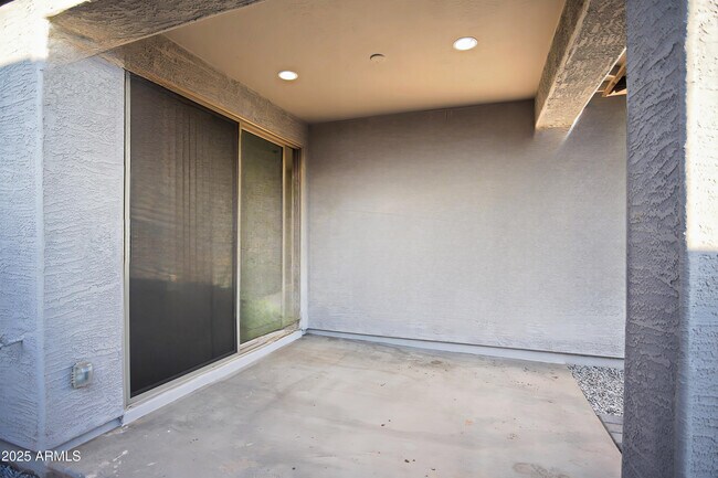Building Photo - 1005 W Finch Dr
