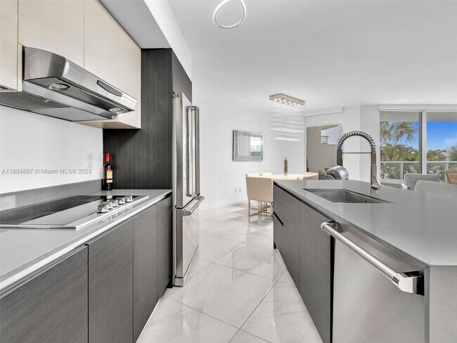 Building Photo - 9821 E Bay Harbor Dr