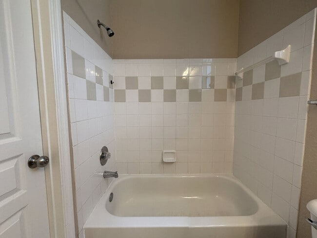 Building Photo - 9301 Crescent Loop Cir