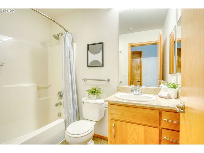 Building Photo - Lovely Corner unit in the Pearl District