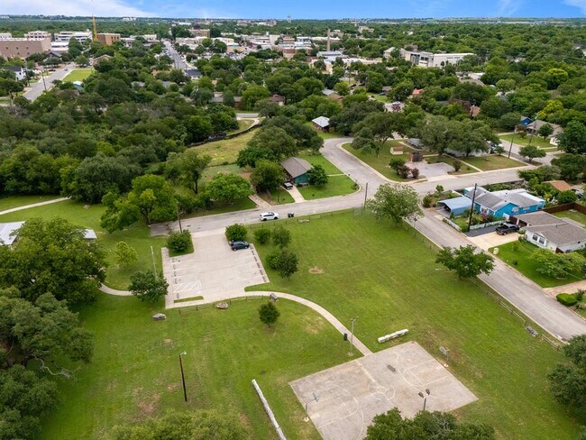 Building Photo - 601 Rucker St
