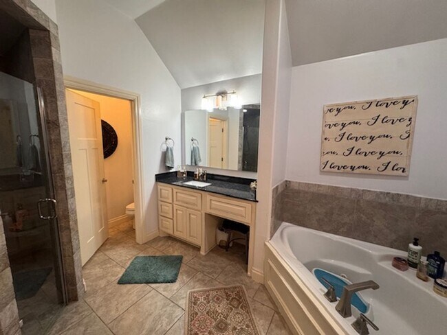 Building Photo - WOW! This home has it all, 3 full bathrooms, 5 true bedrooms AND a bonus room. great outdoor spac...