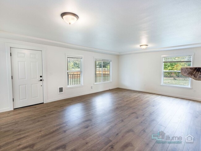 Building Photo - Beautifully Renovated furnished 3-Bedroom ...