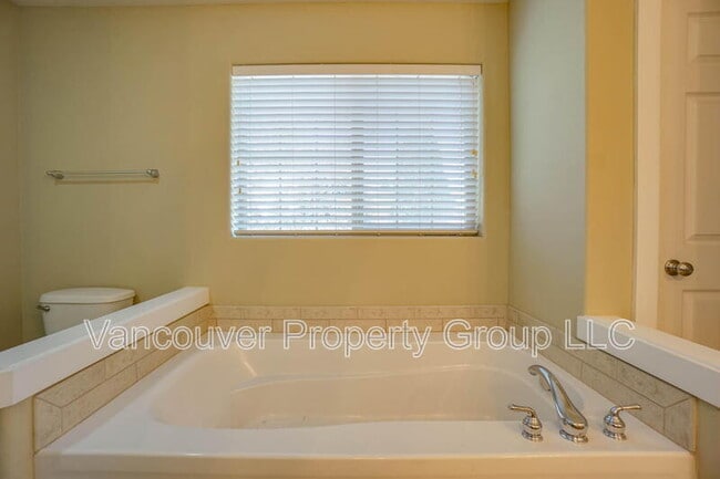 Building Photo - 2217 NE 94th Ct