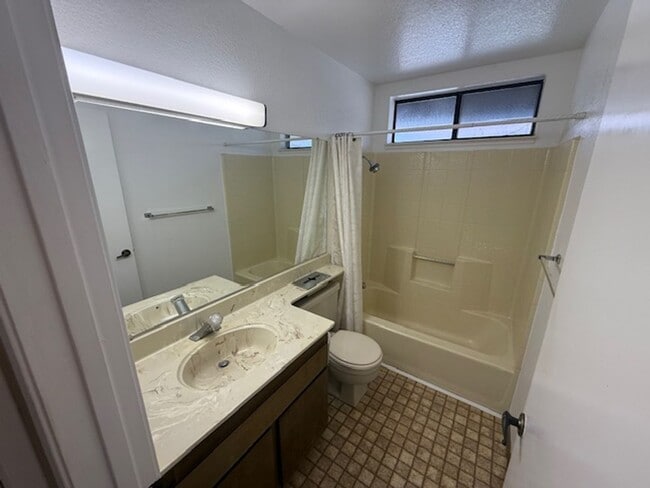 Building Photo - 3-Bed / 2.5 Bath Home in Quiet Benicia Hil...