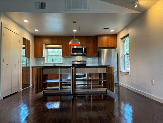 Building Photo - 1208 E 2nd St