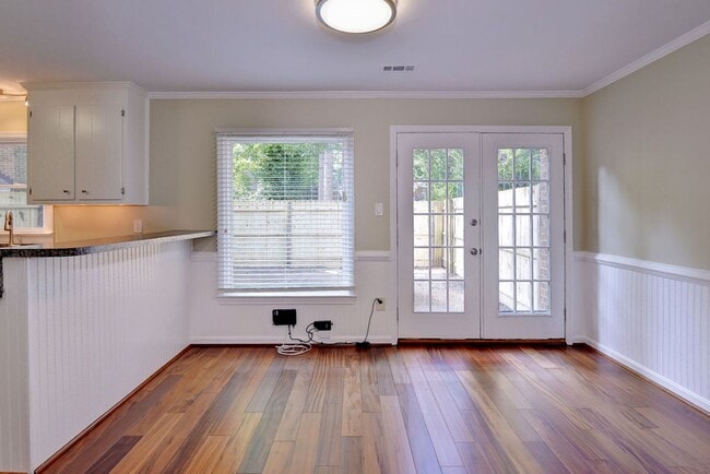 Building Photo - Spacious End-Unit Townhome