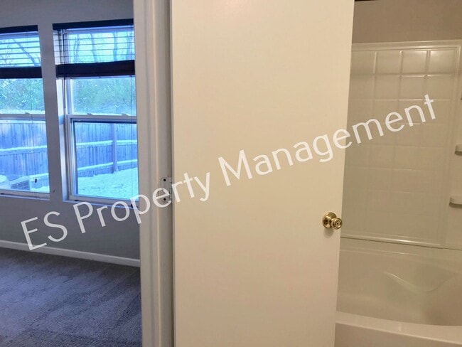 Building Photo - Beautiful 3 Bedroom 2 Bathroom Ranch Style Home in Lawrence!