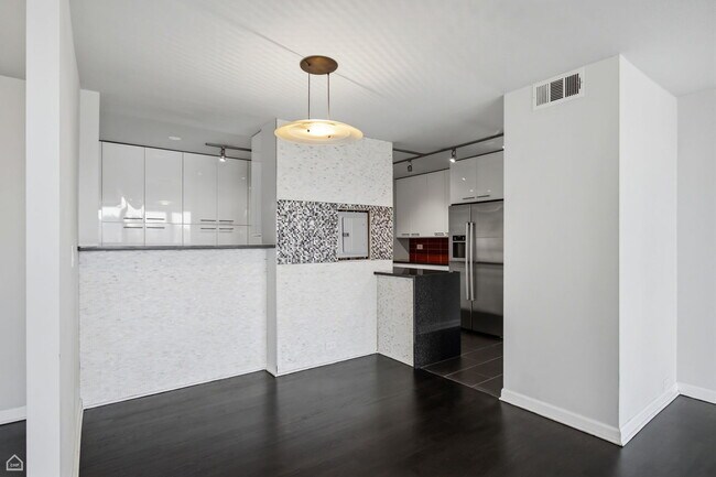 Building Photo - 330 W Diversey Pkwy
