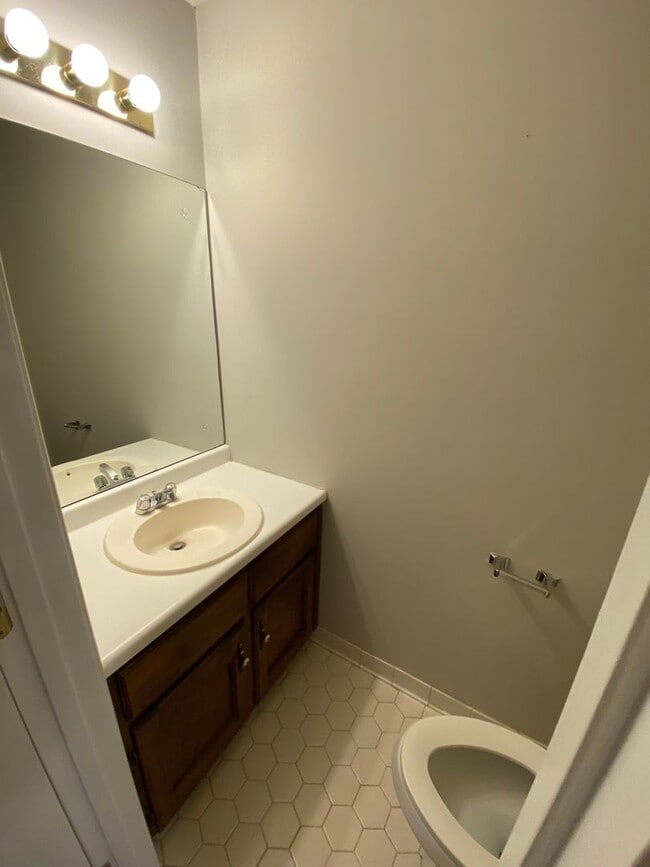 Building Photo - Townhome Available @ Sweetwater Condos!