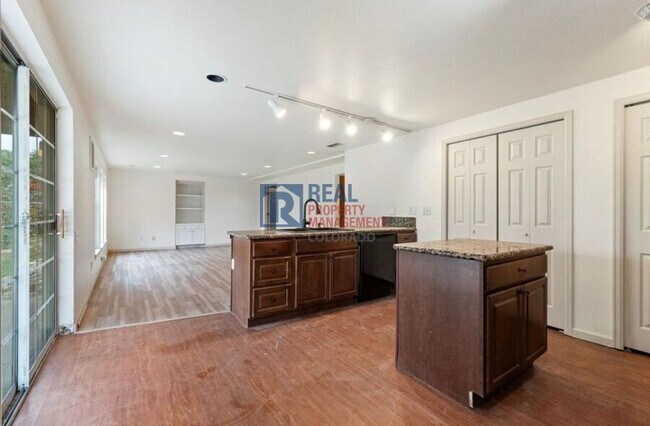 Building Photo - 10010 Irving St