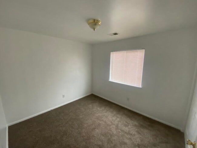 Building Photo - Four Bedroom Single Family