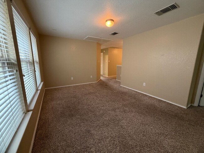Building Photo - Spacious 3 Bedroom/2.5 Bath Home