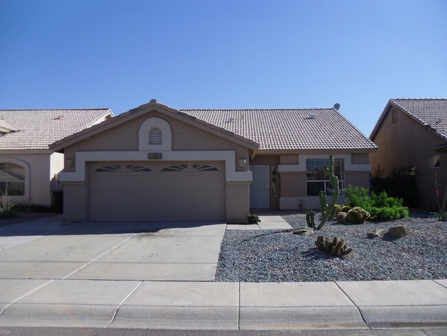 Building Photo - 3 bed 2 bath single level house in core Ch...