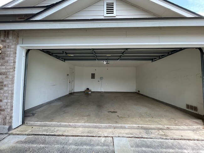 Building Photo - NEW ON MARKET