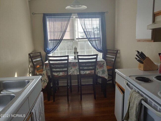 Building Photo - 418 Eucalyptus Ln