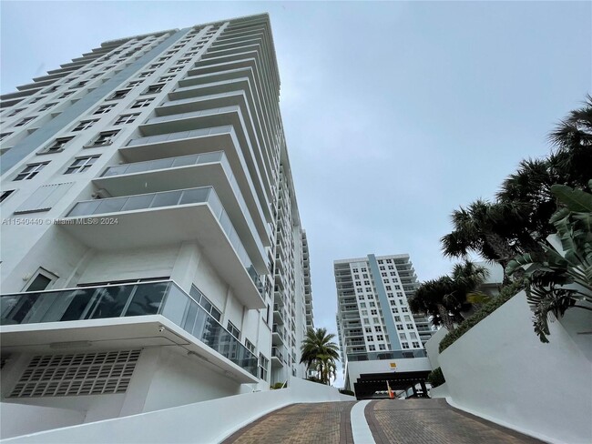 Building Photo - 2751 S Ocean Dr