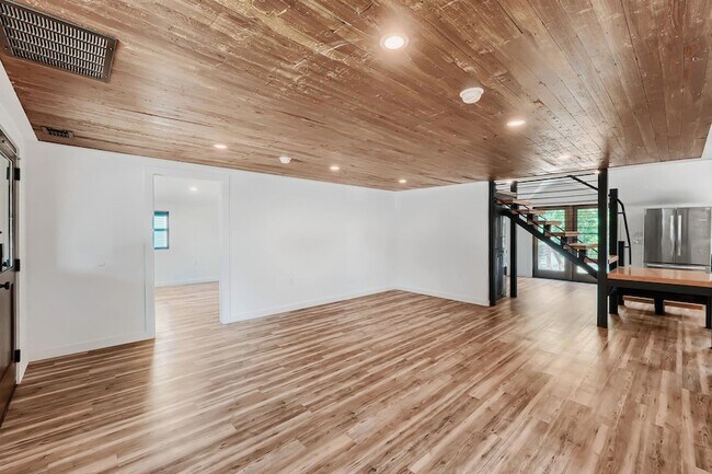 Building Photo - 1321 W San Antonio St