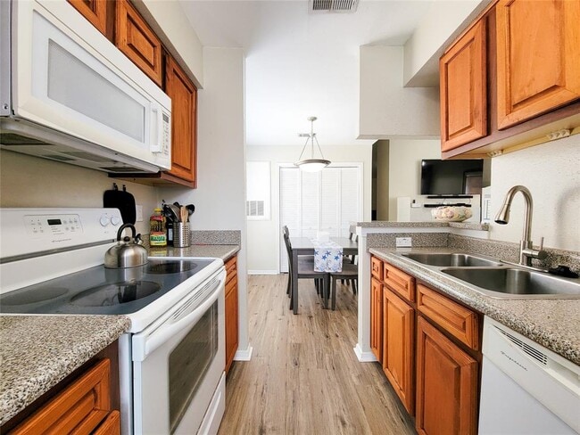 Building Photo - 3506 Cove View Blvd