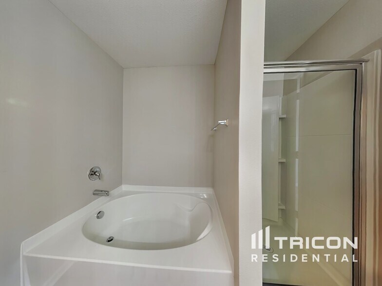 Building Photo - 2831 Village Center Dr