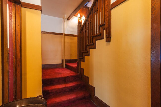 Building Photo - 315 NE Ash St